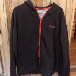 Men’s medium Mountain Hardwear sweatshirt